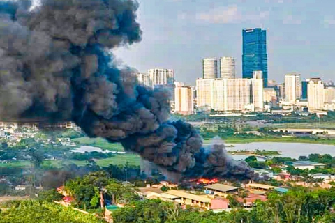 Cháy kho xưởng ở Hà Nội, cột khói bốc cao hàng trăm mét