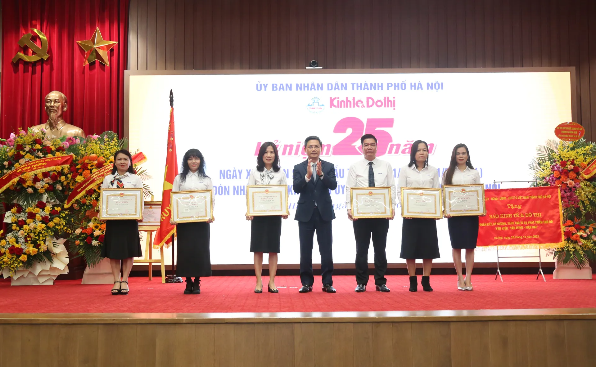 Phó Chủ tịch UBND TP Hà Nội Hà Minh Hải trao Bằng khen của Chủ tịch UBND TP cho các tập thể của Báo Kinh tế & Đô thị có thành tích xuất sắc. Ảnh: Thanh Hải