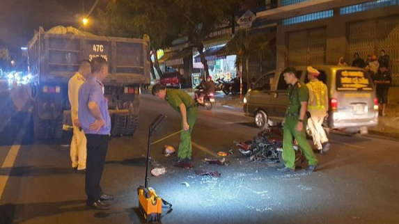 Tai nạn giao thông mới nhất 3/1/2024:Trượt ngã vào xe tải, người phụ nữ tử vong