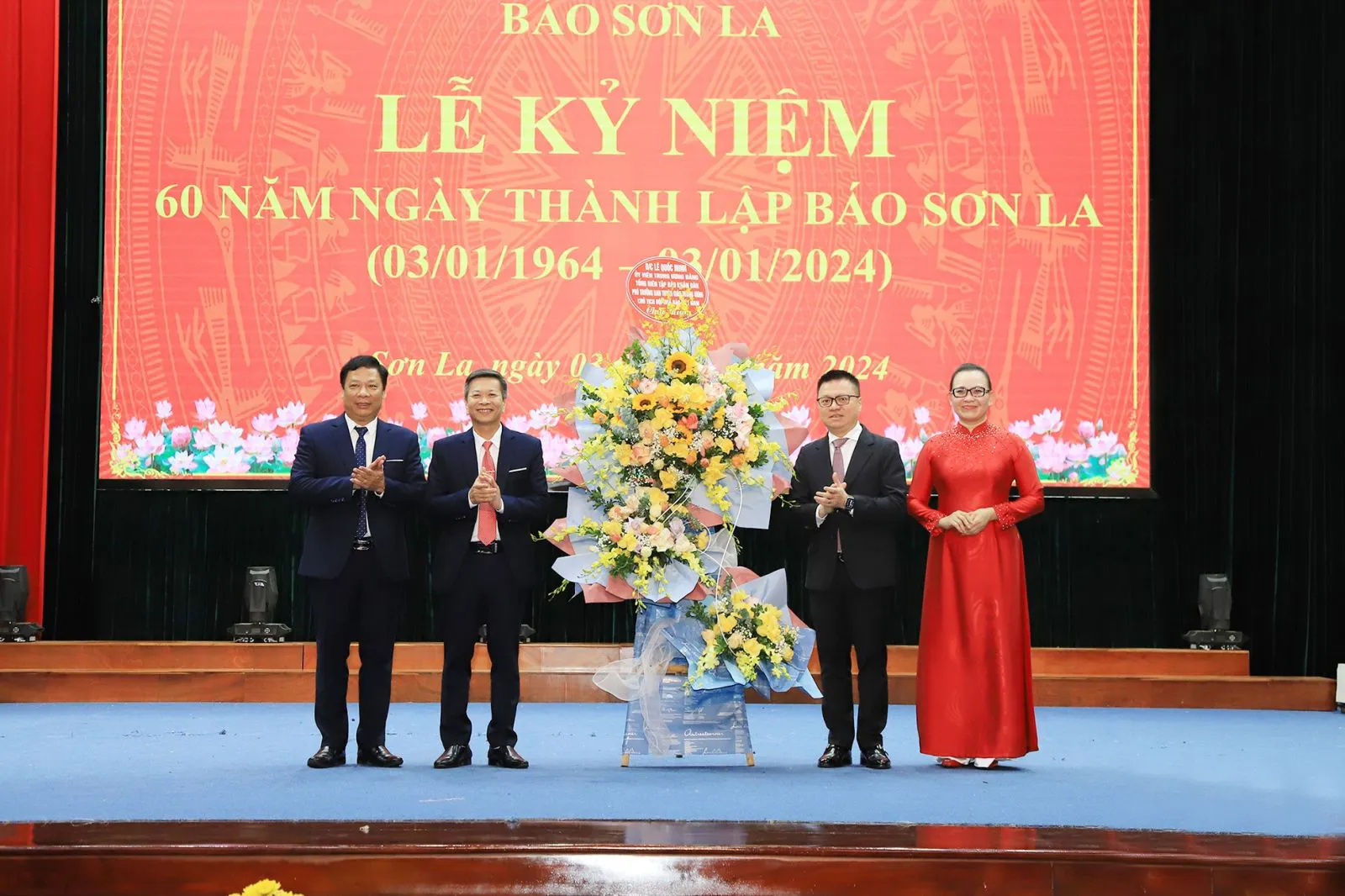 Tổng Biên tập Báo Nhân dân, Phó Trưởng ban Tuyên giáo T.Ư, Chủ tịch Hội Nhà báo Việt Nam Lê Quốc Minh tặng hoa chúc mừng Báo Sơn La. Ảnh: Báo Sơn La