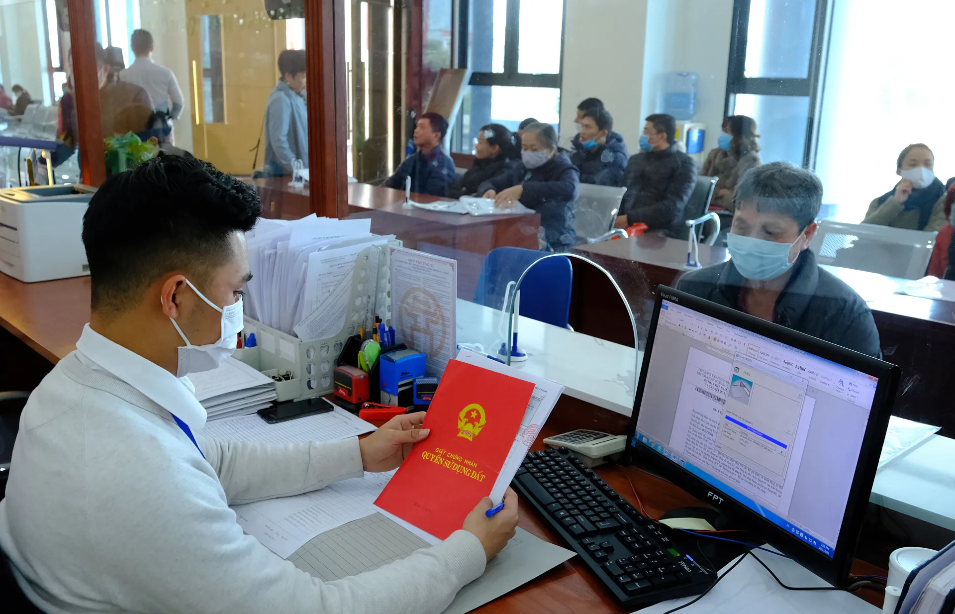 Nới thêm thời gian xét điều kiện cấp giấy chứng nhận quyền sử dụng đất bảo đảm quyền và lợi ích hợp pháp của người dân. Ảnh: Phạm Hùng