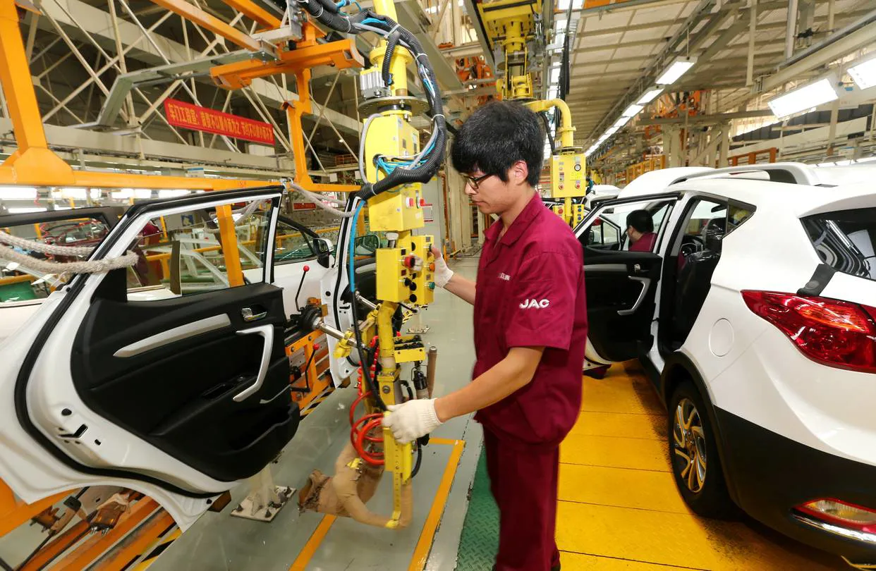 Công nhân lắp ráp ô tô tại một nhà máy ô tô tạiTPHợp Phì,tỉnh AnHuy,Trung Quốc, năm 2016. Ảnh: ASSOCIATEDPRESS
