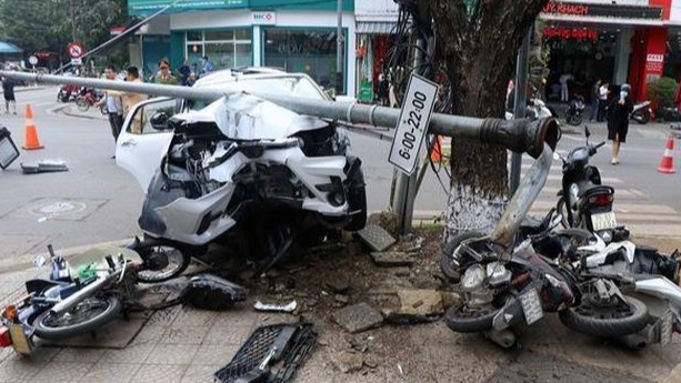 Tai nạn giao thông mới nhất12/1/2024: Xe máy nằm la liệt sau tai nạn liên hoàn