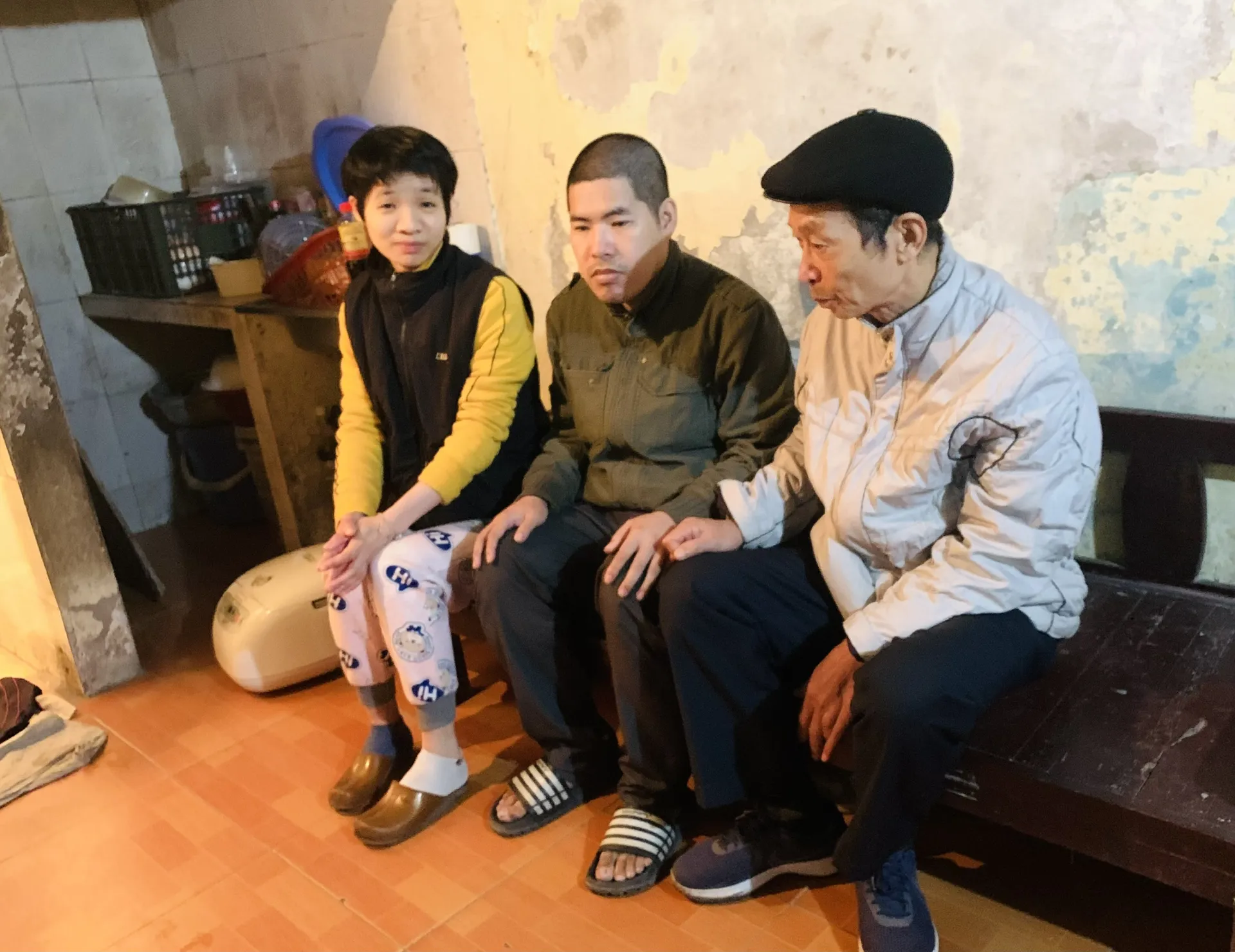 Ông Ngô Phạm Kiểm - Bí thư Chi bộ Tổ 2, phường Thanh Lương, quận Hai Bà Trưng nhiều năm nay trở thành người giám hộ, giúp đỡ hai chị em mồ côi