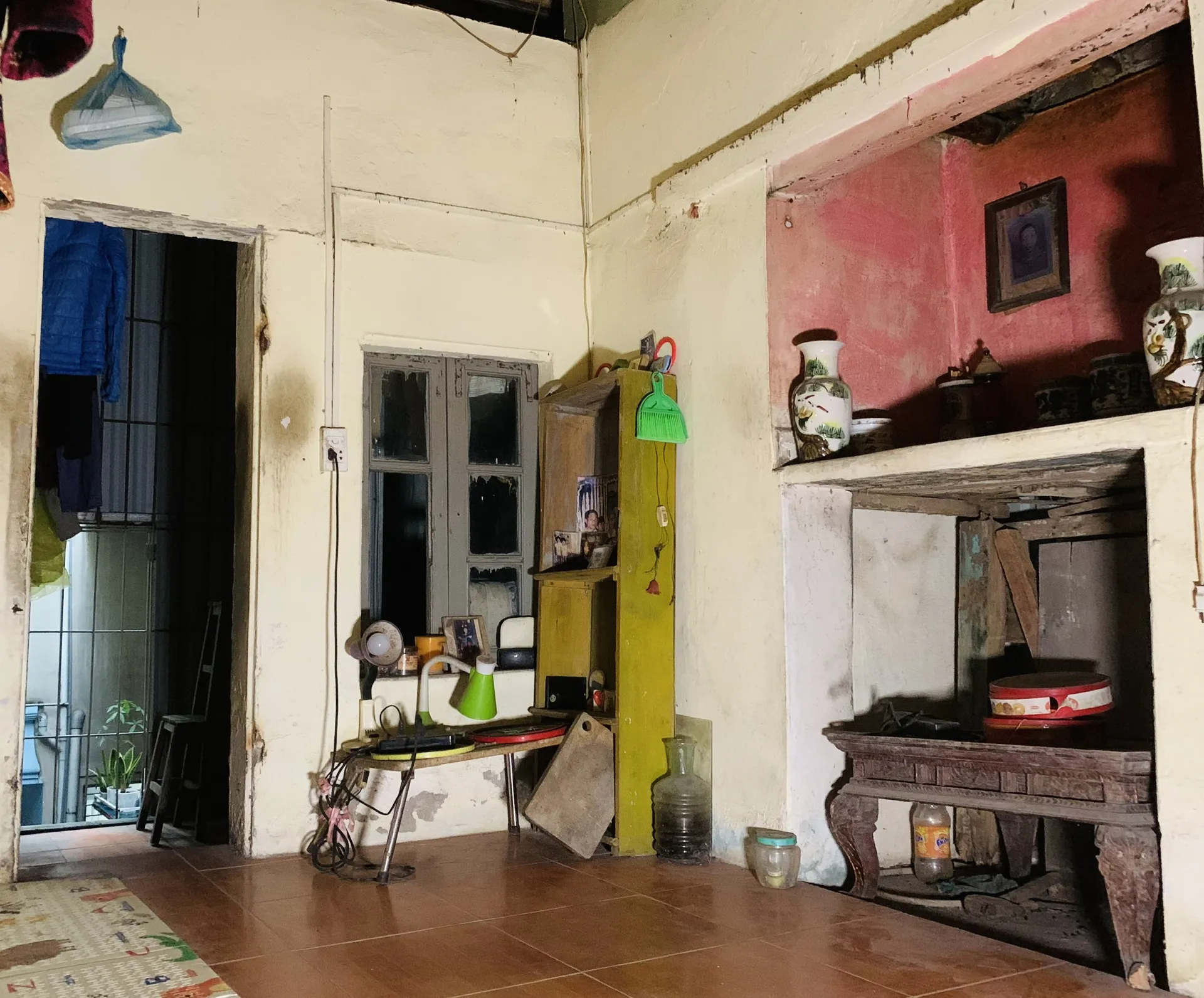 Căn nhà tuềnh toàng của hai chị em mồ côi
