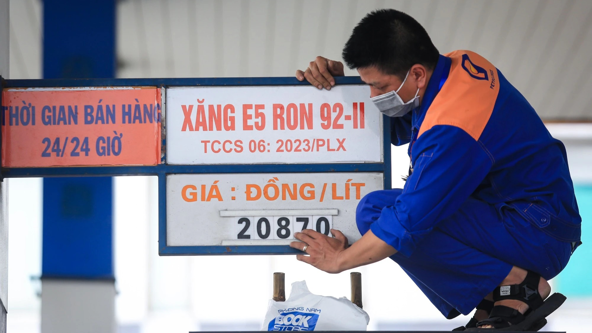 Dự báo giá xăng dầu có thể tăng mạnh vào ngày mai (25/1)