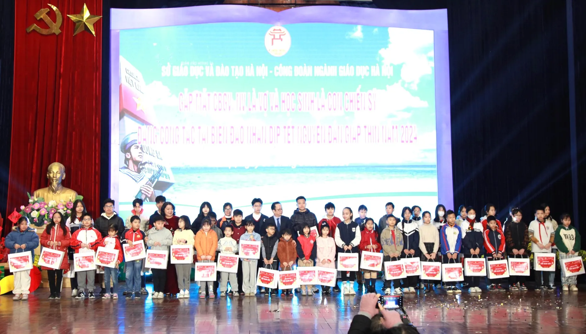 Công đoàn ngành Giáo dục Hà Nội phối hợp Sở GD&ĐT trao tặng nhiều phần quà ý nghĩa đến vợ, con người lính đảo