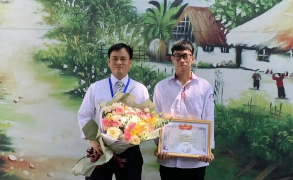 Học cinh Vũ Thế Sơn, học sinh Trường THPT Phùng Khắc Khoan - Thạch Thất- giải Nhì học sinh giỏi quốc gia môn Vật lý và thầy Hiệu trưởng Nghiêm Hồng Trung