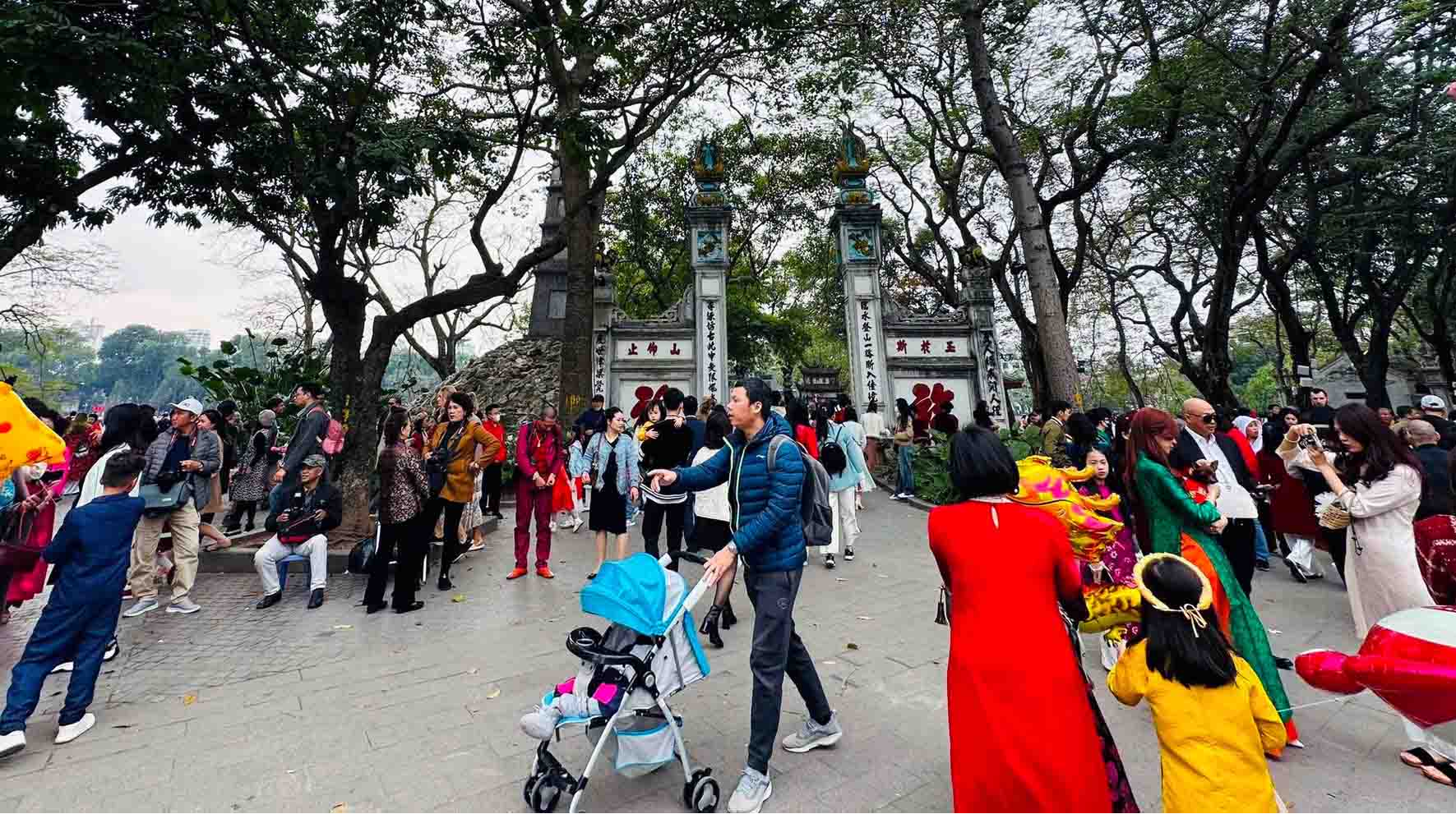 Tăng trần giá vé máy bay, du lịch nội địa lo “đói” khách