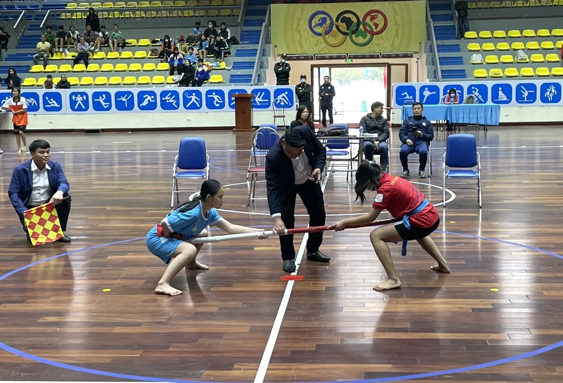 Và thi đấu môn Đẩy gậy