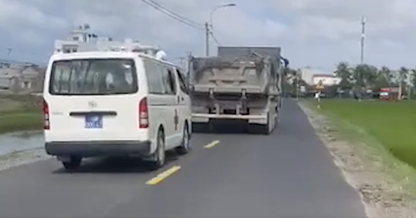 Tài xế không nhường đường cho xe cấp cứu bị phạt 7 triệu đồng