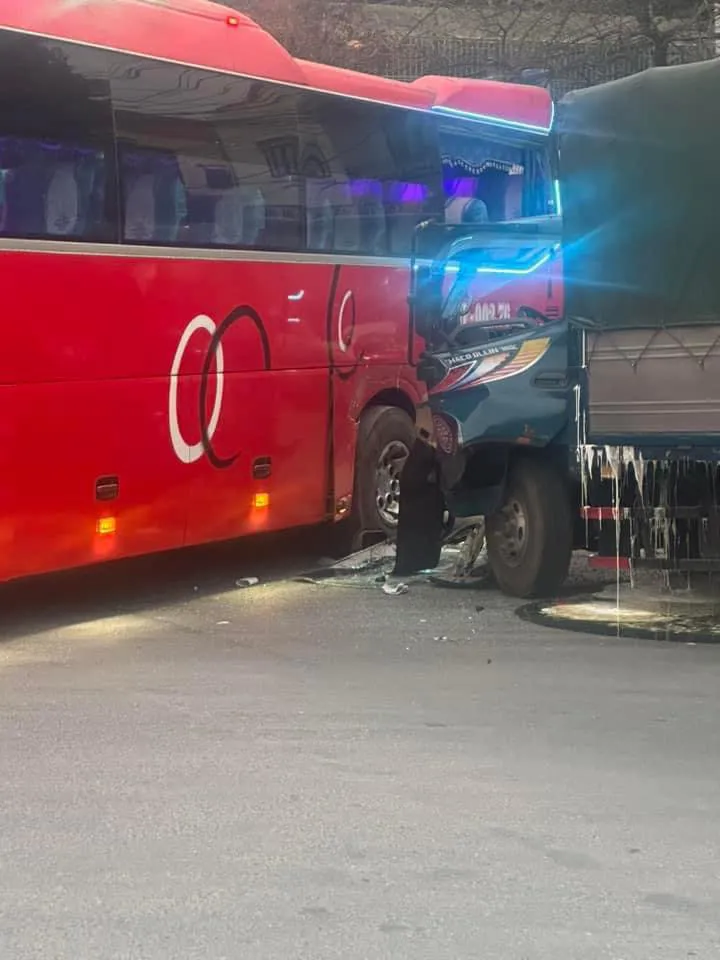Hải Phòng: Xe chở học sinh đi trải nghiệm gặp nạn