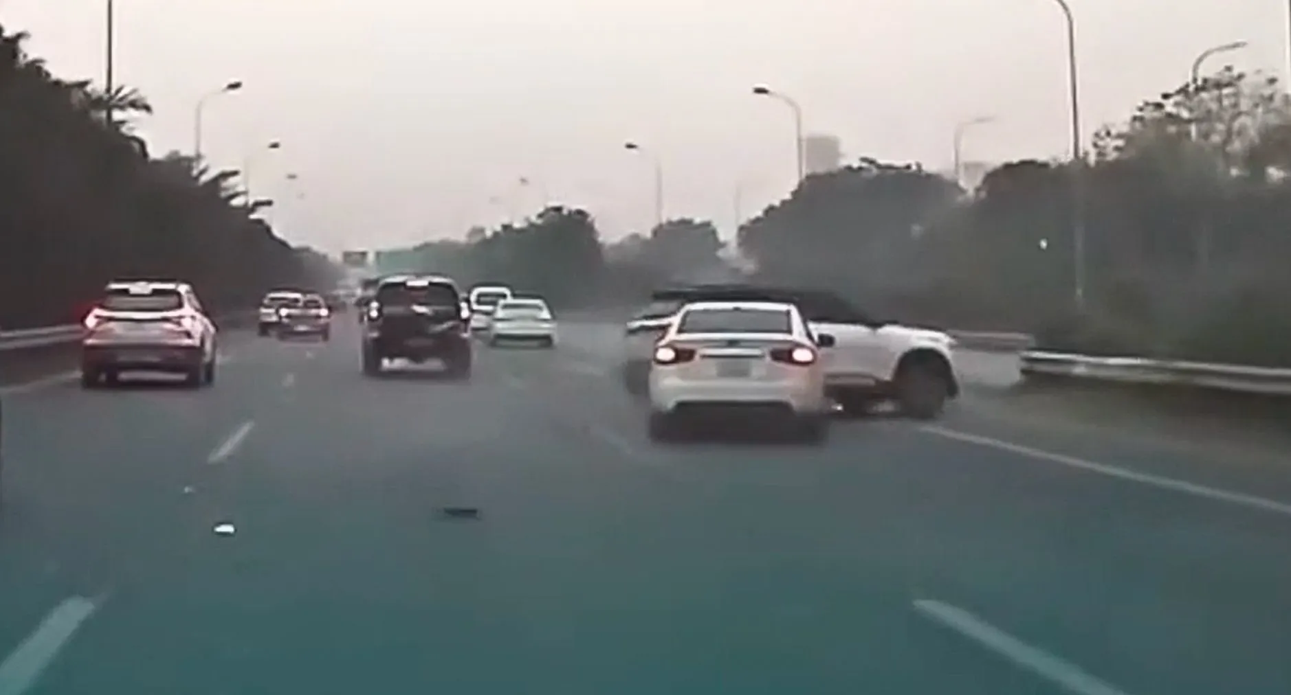 Ô tô bất ngờ húc đuôi xe khác rồi bỏ chạy trên đại lộ Thăng Long