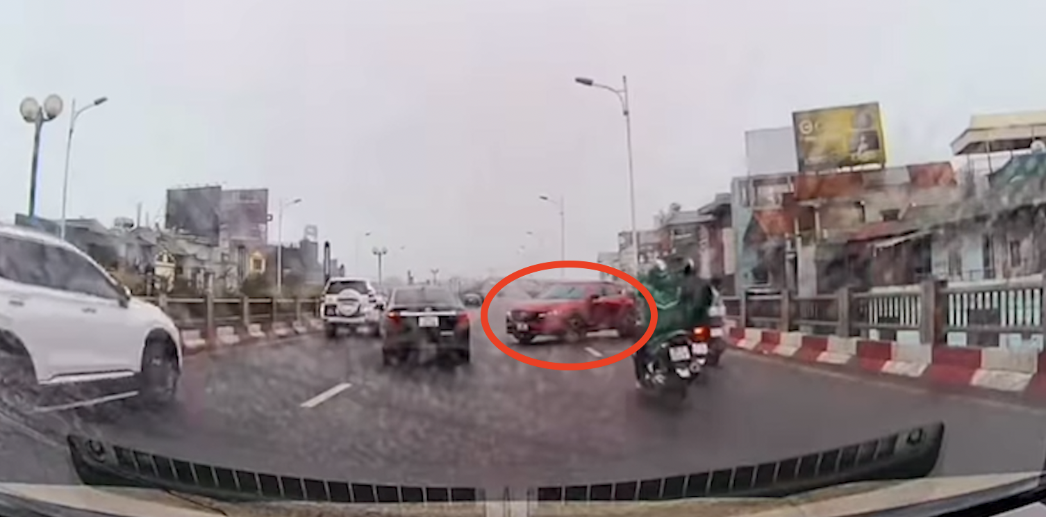 Ô tô quay đầu nguy hiểm trên cầu Vĩnh Tuy