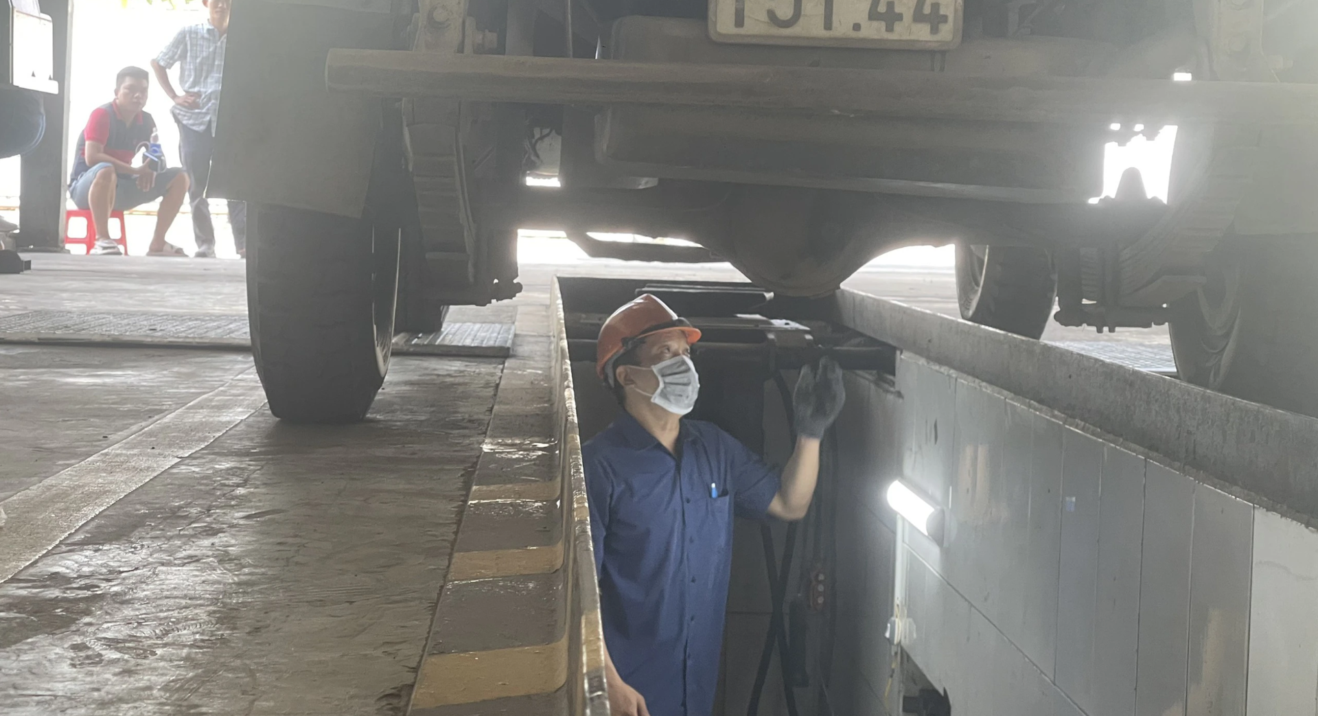 Nguy cơ tắc nghẽn tại các trung tâm đăng kiểm ở Hà Nội