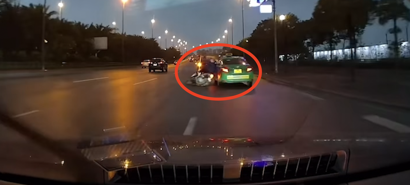 Va chạm giữa ô tô và xe máy trên đường gom Đại lộ Thăng Long