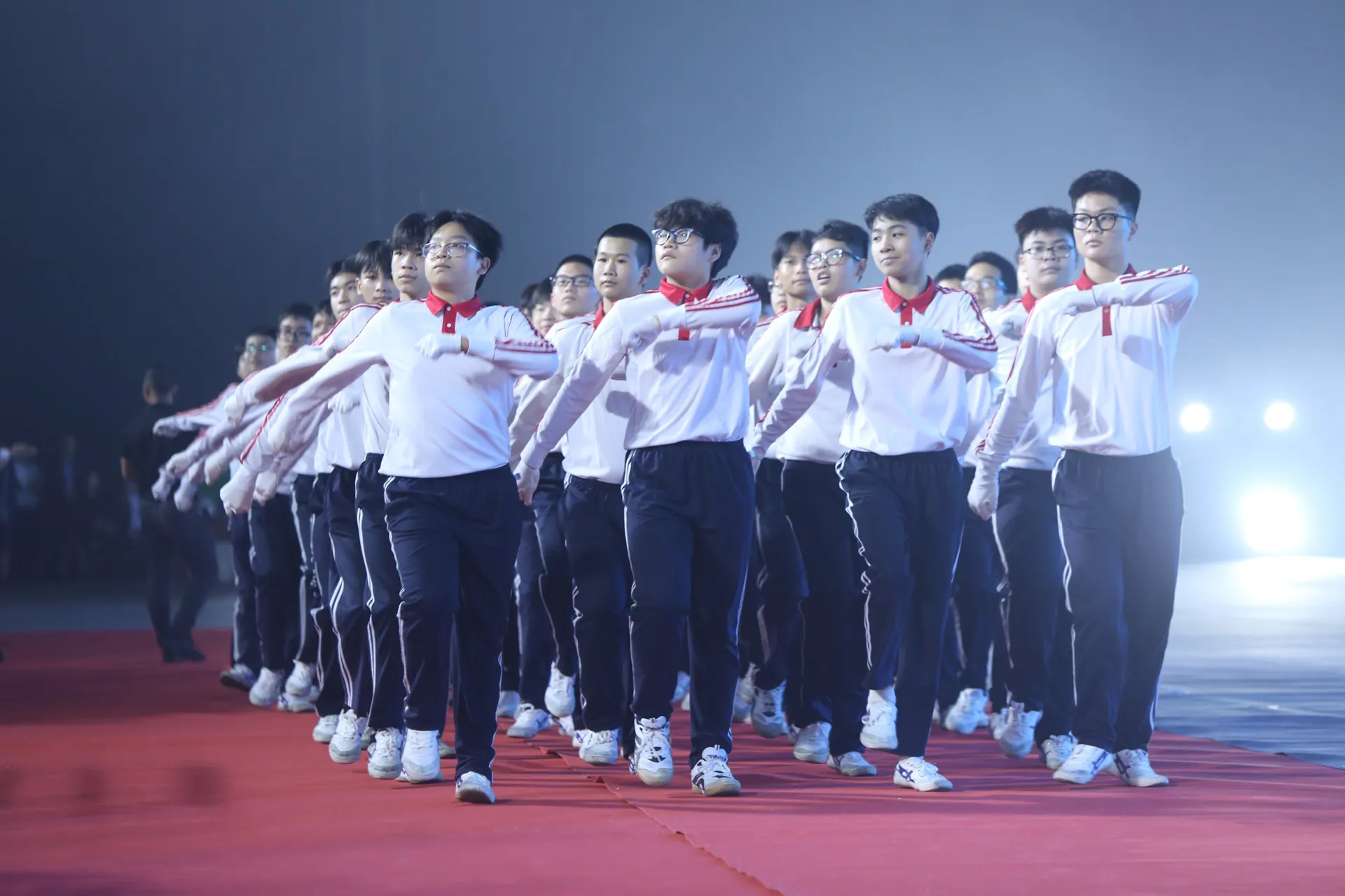 Các vận động viên tham gia diễu hành biểu dương lực lượng