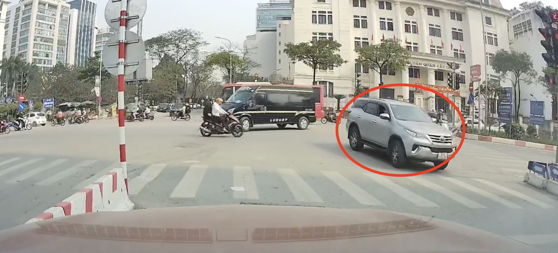 Hà Nội: Tài xế “hồn nhiên” đi vào đường ngược chiều