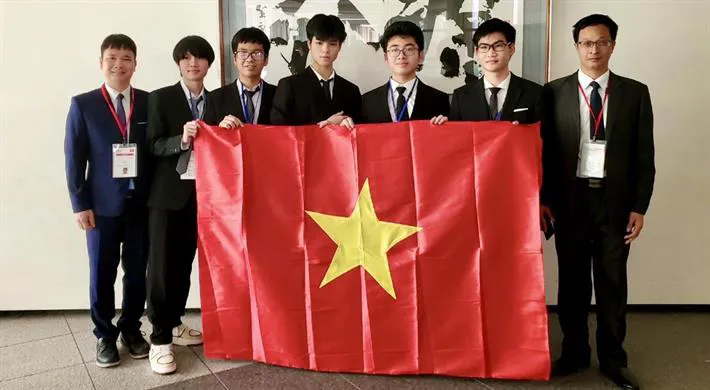 Võ Hoàng Hải (thứ 3 bên phải) cùng các thành viên đội tuyển và thầy giáo tại Olympic Vật lý 2023