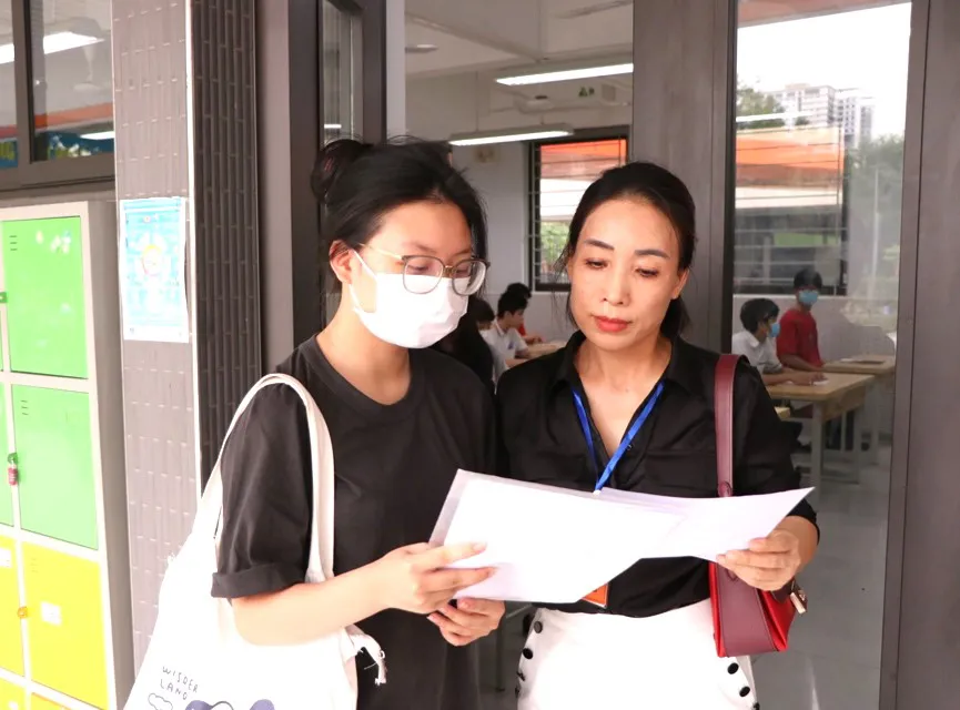 Phụ huynh và học sinh Hà Nội hồi hộp chờ phương án số môn thi lớp 10 năm học 2024 - 2025