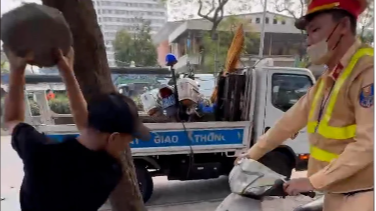 Hà Nội: con vi phạm giao thông, bố say xỉn đến chốt CSGT đập xe
