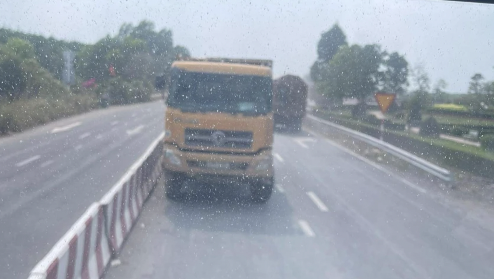 Xe ben ngang nhiên đi ngược chiều trên vành đai 4