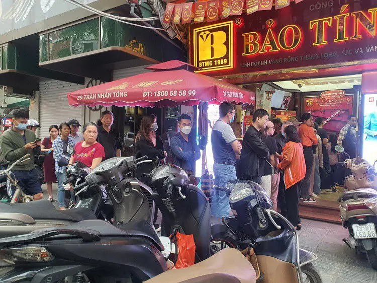 Bất chấp giá vàng ''bỏng tay'', nhiều người vội vã mua vào