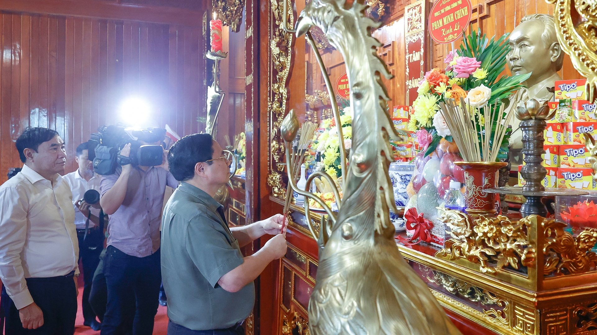 Thủ tướng dâng hương Đại tướng Võ Nguyên Giáp, tri ân những Anh hùng Điện Biên