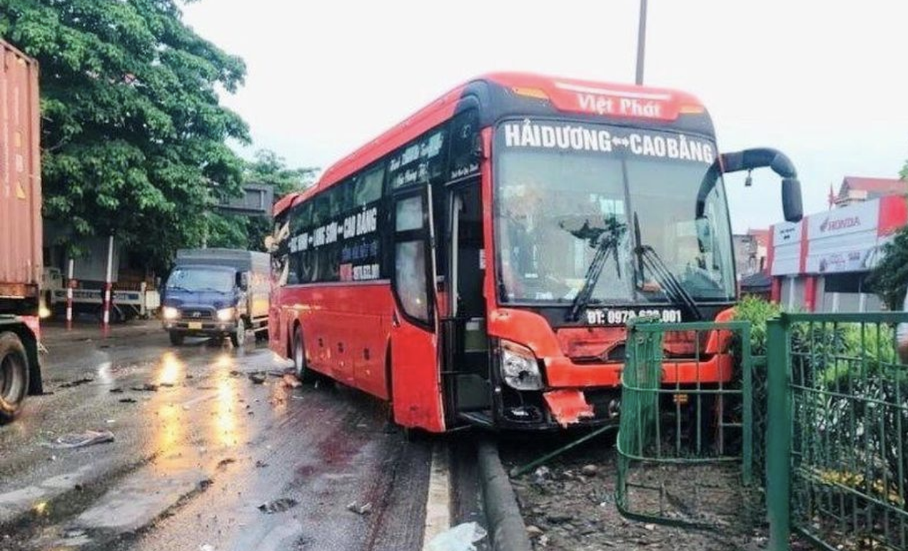 Hai xe khách va chạm trên quốc lộ 5