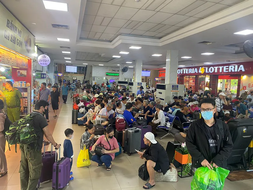 Ga tàu Hà Nội, Sài Gòn nhộn nhịp phục vụ người dân về quê nghỉ lễ