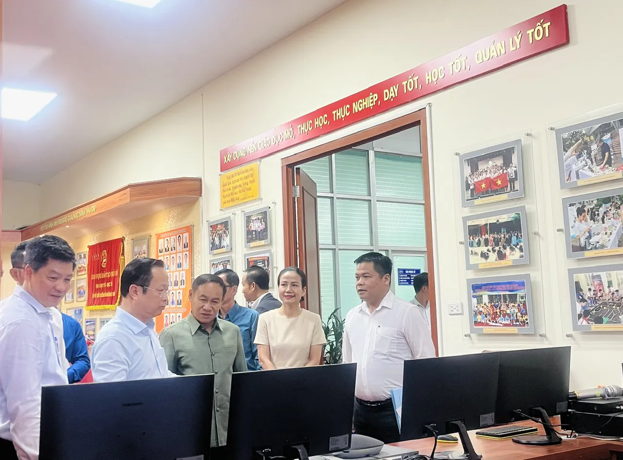 Đoàn đại biểu Sở Giáo dục và Thể thao tỉnh Champasak (CHDCND Lào) thăm Trung tâm điều hành thông minh (Sở GD&ĐT Hà Nội)