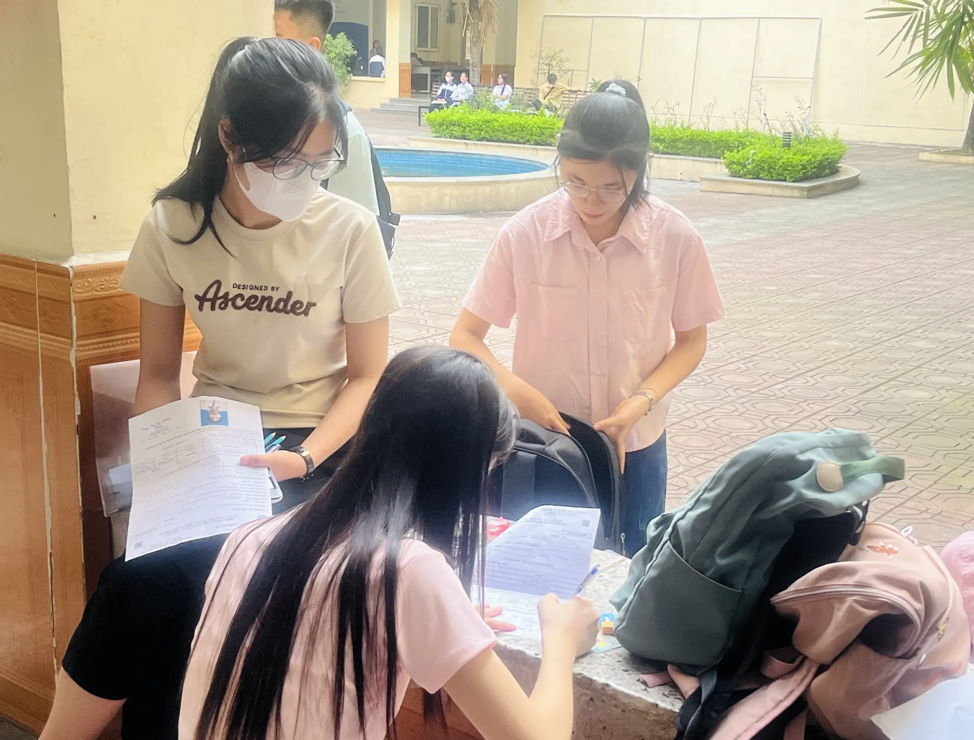 Thí sinh tranh thủ xem lại tài liệu trước khi vào phòng thi (Ảnh: Nam Du)