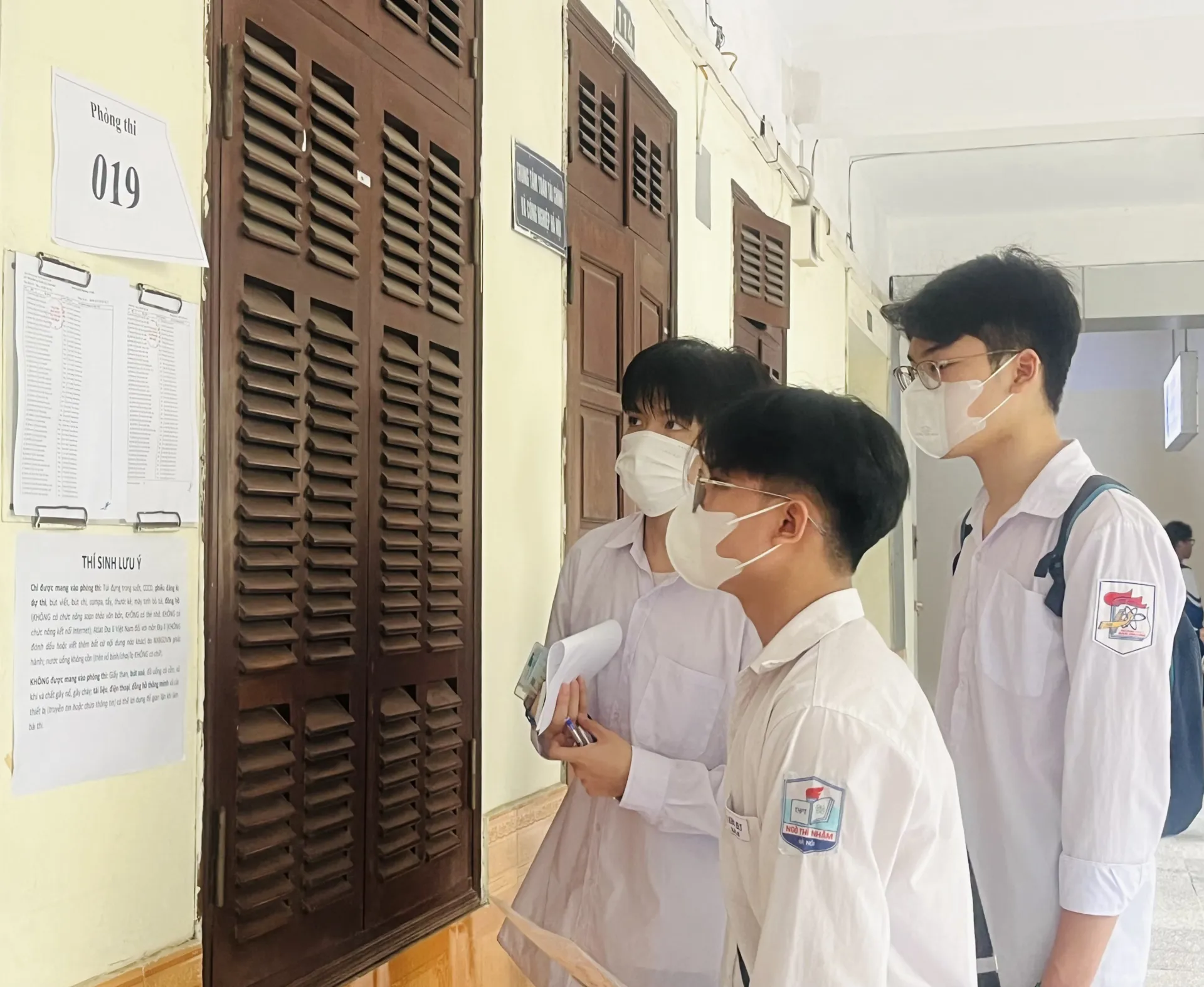 Thí sinh xem số báo danh trước cửa phòng thi (Ảnh: Nam Du)