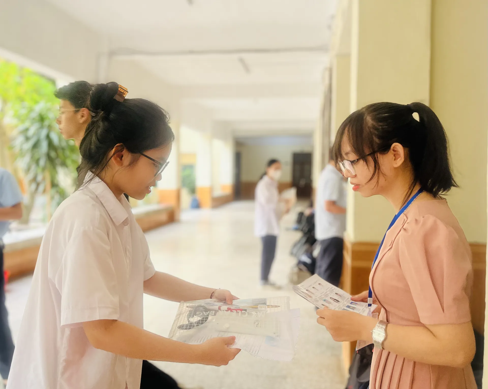Giám thị gọi thí sinh vào phòng (Ảnh: Nam Du)