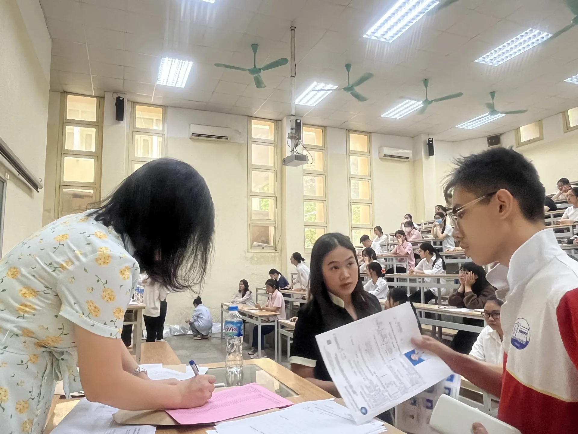 Cán bộ coi thi kiểm tra thông tin thí sinh, phổ biến quy chế thi (Ảnh: Nam Du)