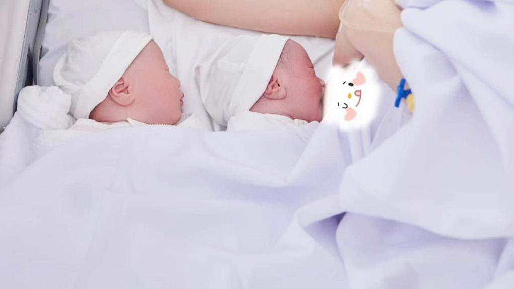 "Quỳnh búp bê" Phương Oanh vượt cạn thành công, khoe ảnh cặp sinh đôi