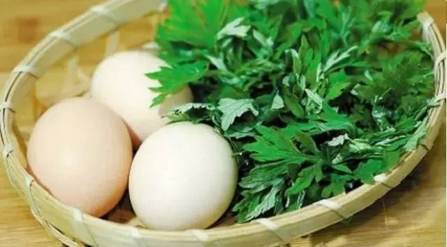 Trứng gà ngải cứu rất bổ dưỡng, có nên ăn thường xuyên không?