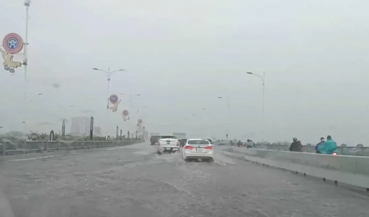Khẩn trương xác định nguyên nhân khiến mặt cầu Vĩnh Tuy bị đọng nước