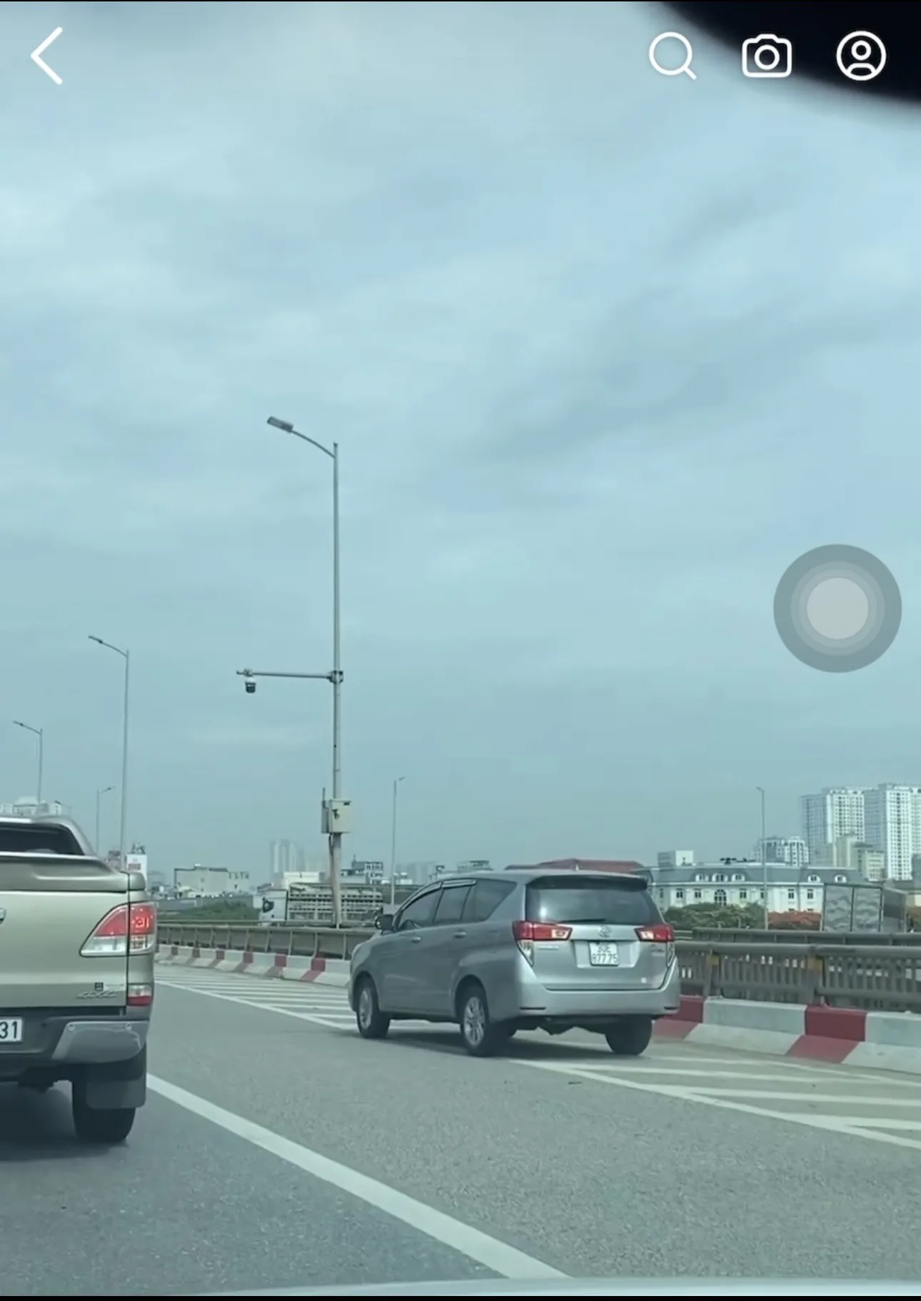 Tài xế lùi xe ô tô trên cao tốc vành đai 3