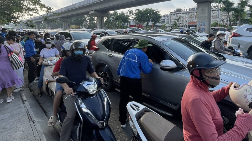 Hà Nội: Giao thông lộn xộn tại 2 điểm thi vào trường THPT chuyên