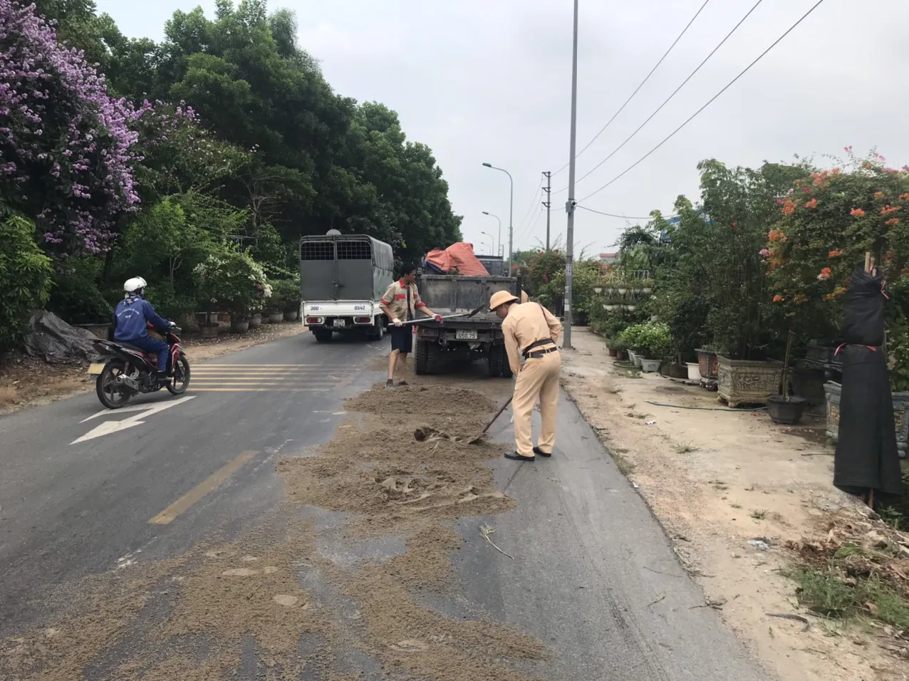 Cần mức phạt thích đáng cho hành vi làm rơi vãi dầu, mỡ ra đường