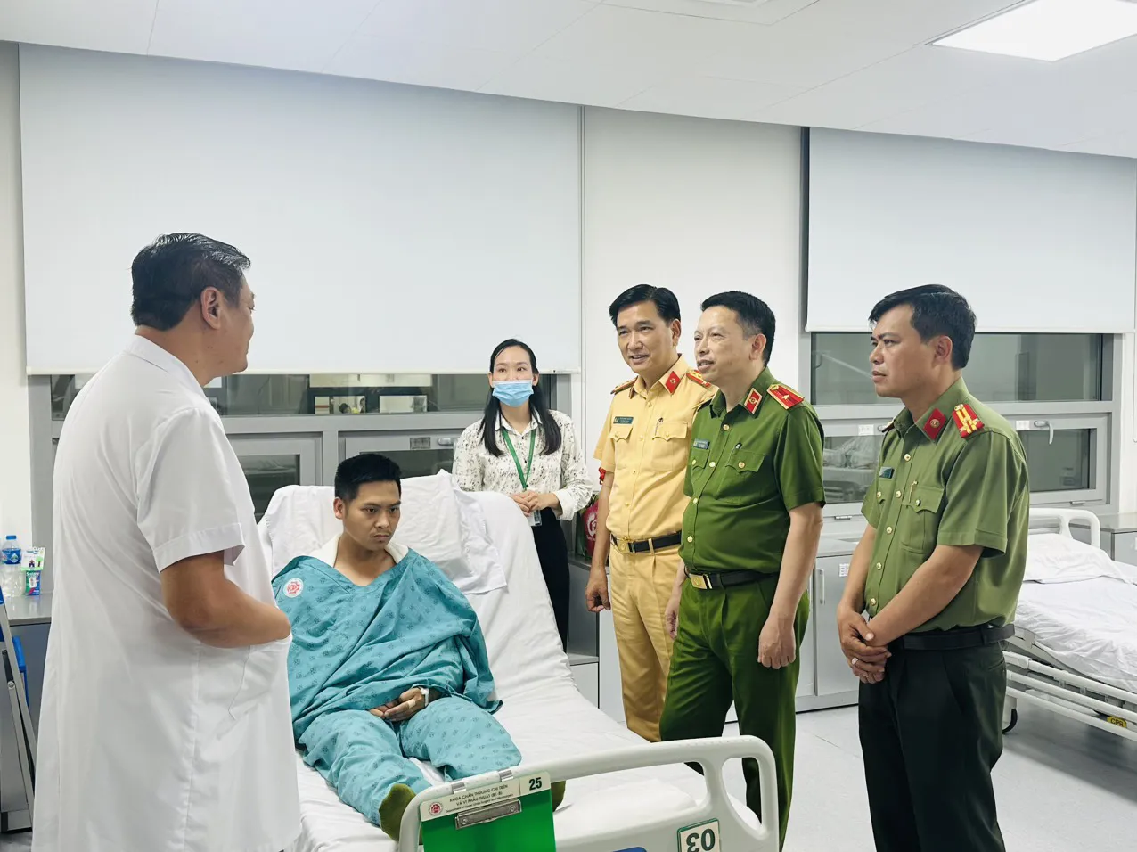 Hà Nội: Cảnh sát giao thông bị lái xe ba gác tông trọng thương