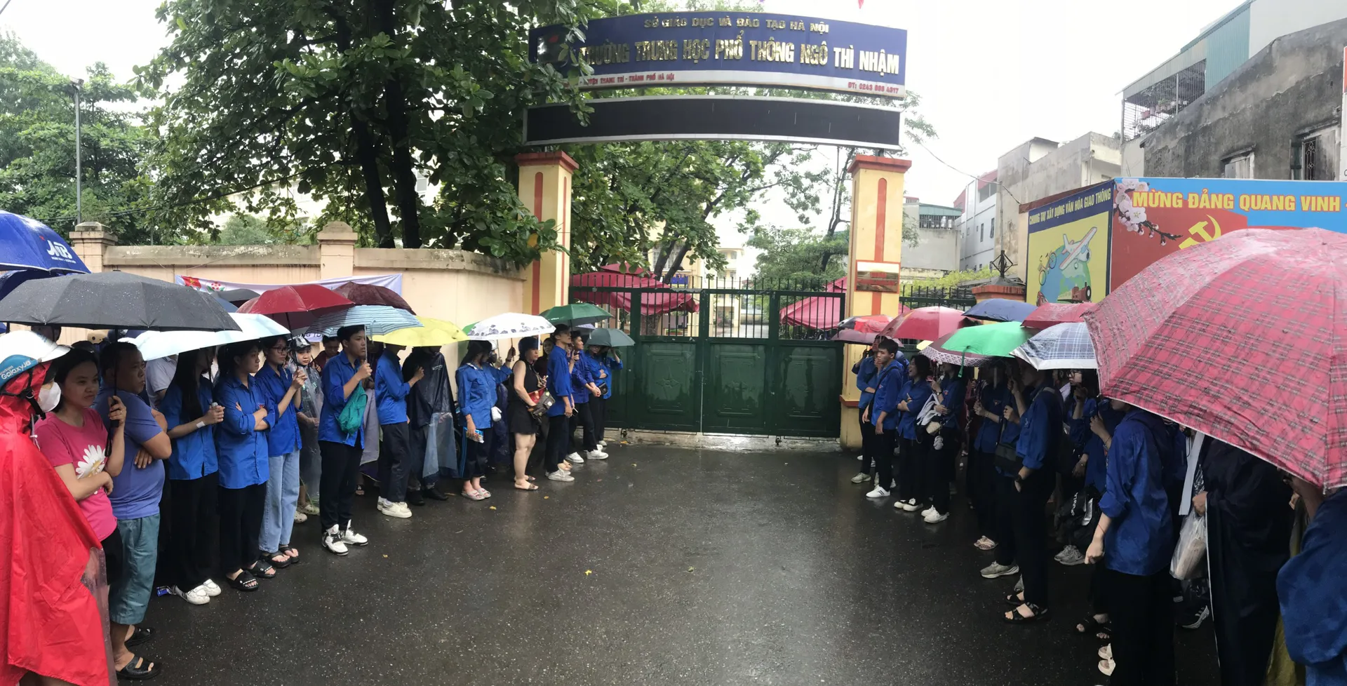 Đội thanh niên tình nguyện chuẩn bị đón thí sinh sau khi hết giờ thi. Ảnh: Khánh Huy