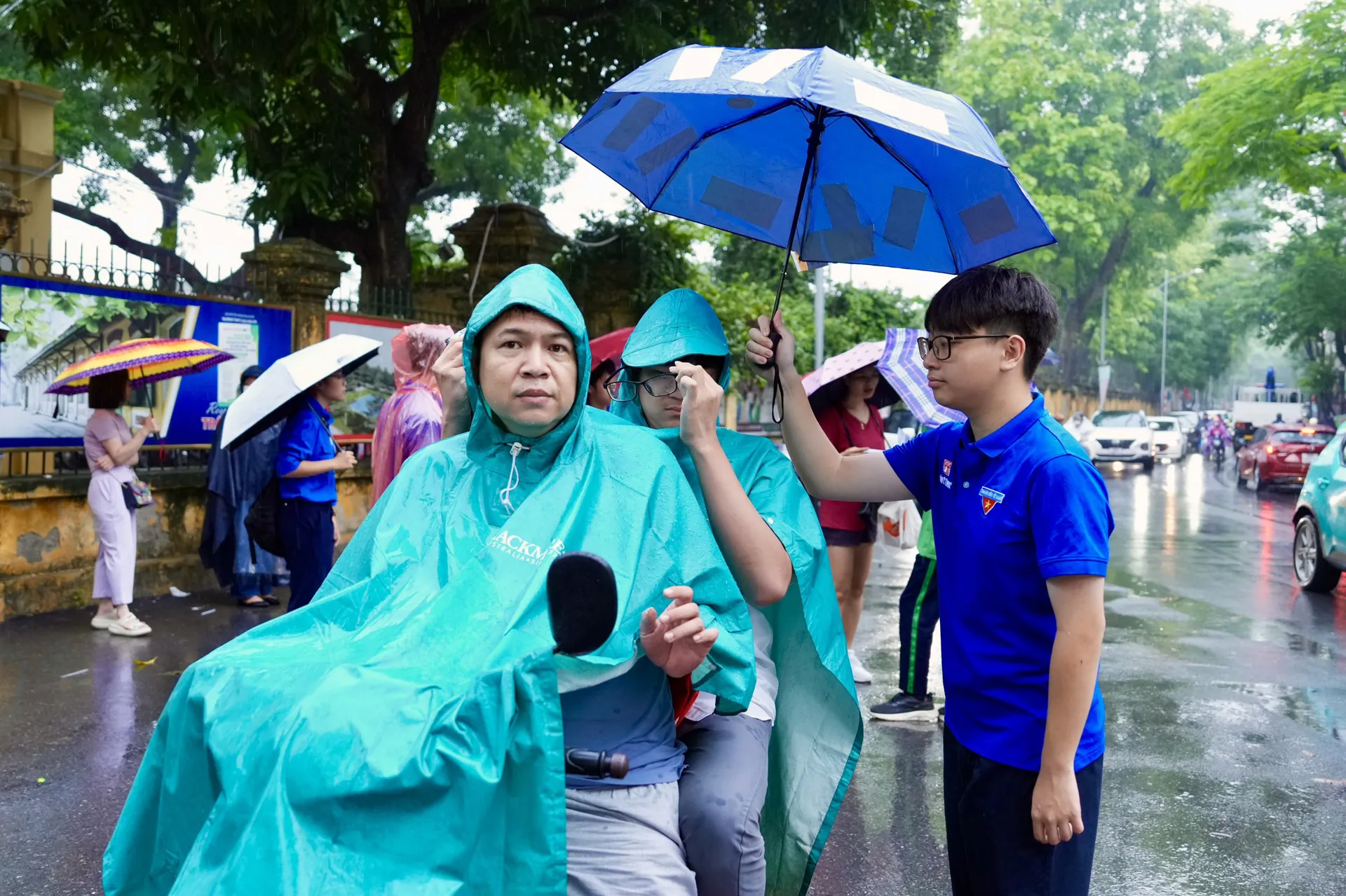 Trời mưa nên việc di chuyển của thí sinh chậm hơn. Ảnh: Duy Khánh