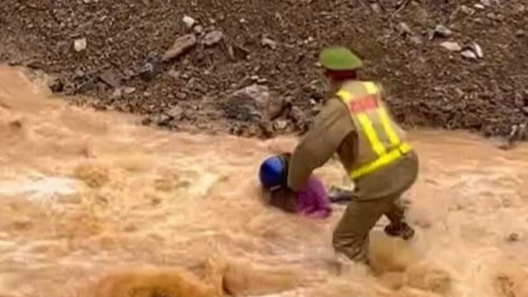 Dân mạng thán phục cảnh sát giao thông dũng cảm cứu người trong lũ dữ