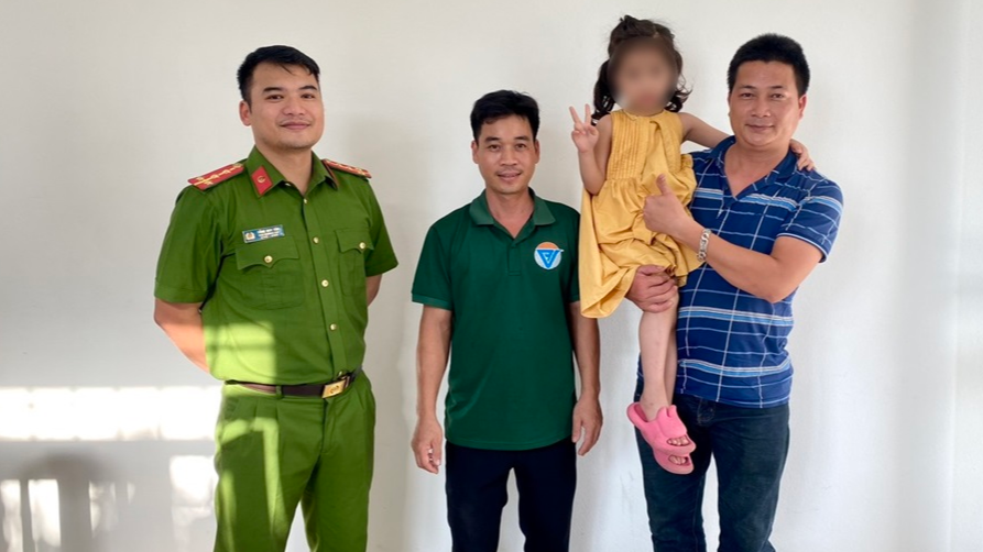 Ninh Bình: công an xã giúp bé 5 tuổi bị thất lạc về với gia đình