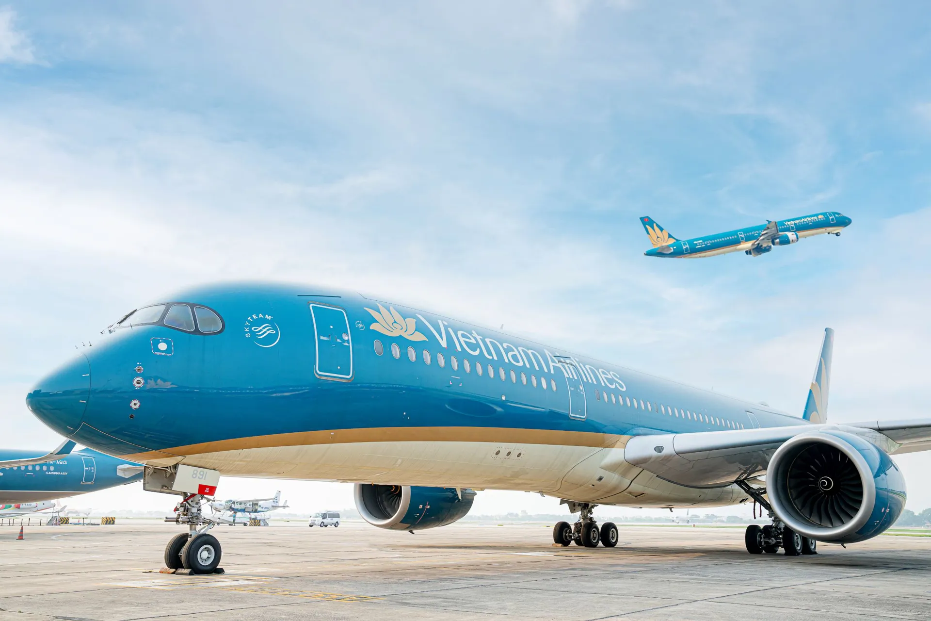 Vietnam Airlines tăng giá vé máy bay để bù đắp chi phí