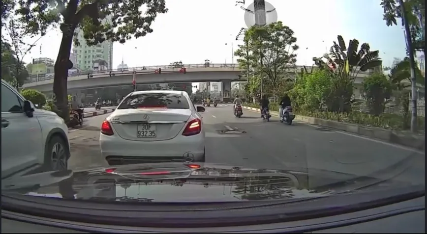 Hà Nội: ô tô dừng cách đèn đỏ cả chục mét để tránh nắng