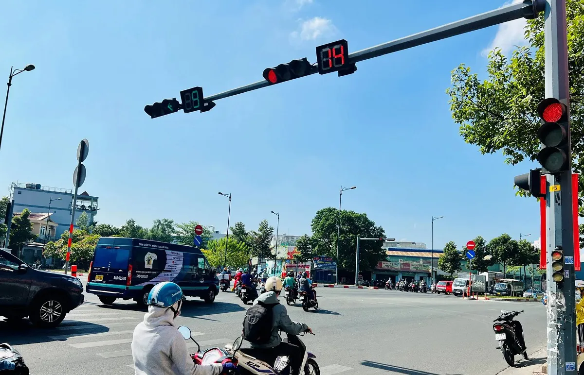 Mức xử phạt phương tiện dừng đèn đỏ sai làn mới nhất 2024