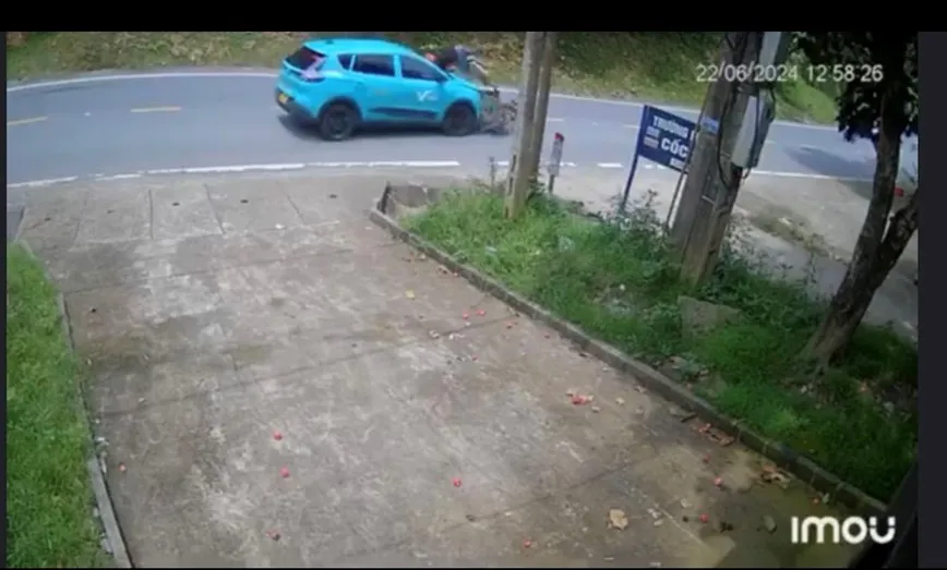 Tài xế lái xe máy sang đường thiếu quan sát bị taxi hất văng